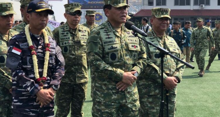 Kasal Laksamana TNI Muhamad Ali menjelaskan rencana on board penyelamat kapal selam. Foto Antara