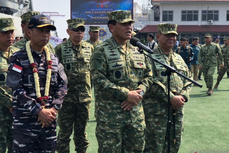 Kasal Laksamana TNI Muhamad Ali menjelaskan rencana on board penyelamat kapal selam. Foto Antara