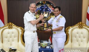 Indonesia Naval Chief of Staff Admiral Muhammad Ali and Royal Netherlands Navy Commander Vice Admiral Harold Liebregs. Antara Photo