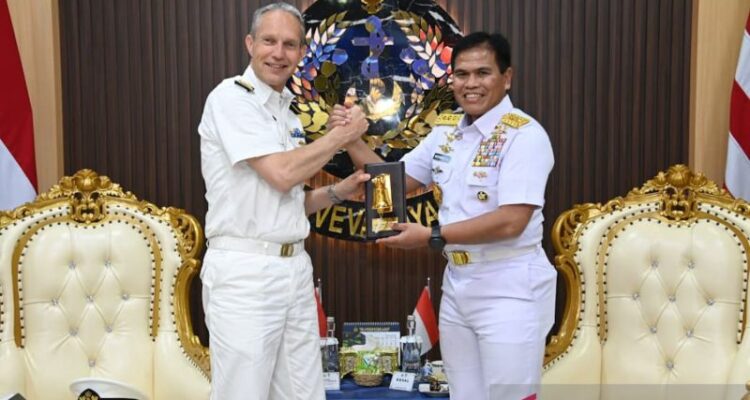 Indonesia Naval Chief of Staff Admiral Muhammad Ali and Royal Netherlands Navy Commander Vice Admiral Harold Liebregs. Antara Photo
