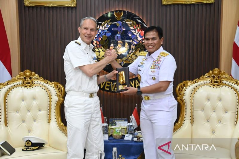 Indonesia Naval Chief of Staff Admiral Muhammad Ali and Royal Netherlands Navy Commander Vice Admiral Harold Liebregs. Antara Photo