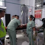 Petugas medis menangani korban tewas terjepit kapal penyeberangan di Gilimanuk. Foto Antara