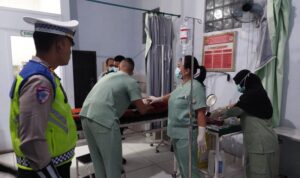 Petugas medis menangani korban tewas terjepit kapal penyeberangan di Gilimanuk. Foto Antara Petugas medis menangani korban tewas terjepit kapal penyeberangan di Gilimanuk. Foto Antara