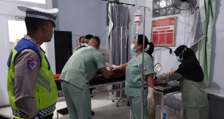 Petugas medis menangani korban tewas terjepit kapal penyeberangan di Gilimanuk. Foto Antara