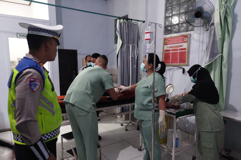Petugas medis menangani korban tewas terjepit kapal penyeberangan di Gilimanuk. Foto Antara Petugas medis menangani korban tewas terjepit kapal penyeberangan di Gilimanuk. Foto Antara