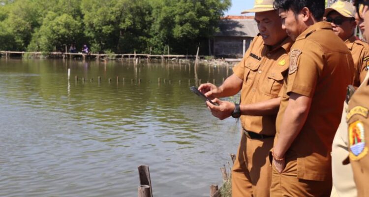 Petugas Pemkab meninjau Desa Ambulu, Kecamatan Losari, Cirebon yang sering dilanda rob. Foto Antara