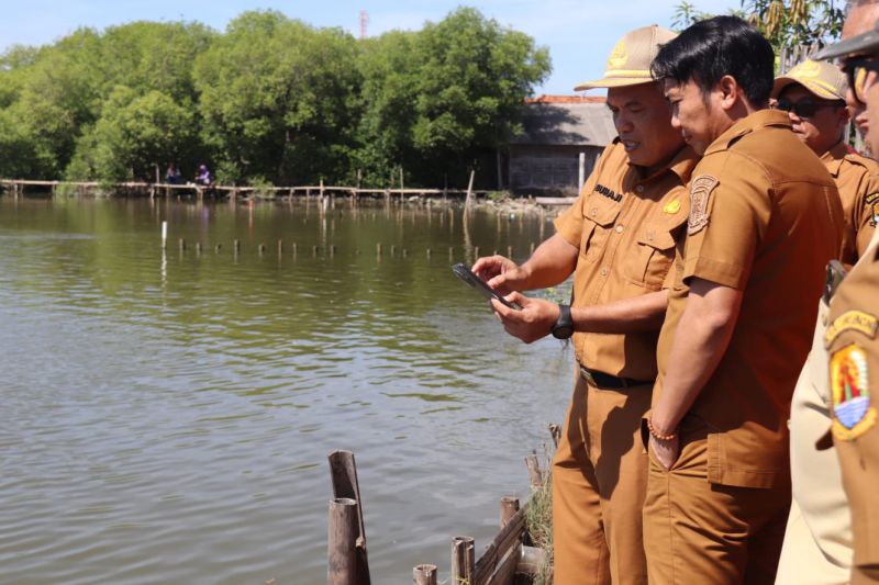 Petugas Pemkab meninjau Desa Ambulu, Kecamatan Losari, Cirebon yang sering dilanda rob. Foto Antara