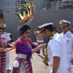 Komandan Kapal Perusak Jepang dikalungi bunga saat tiba di Pelabuhan Tanjung Priok. Foto Antara