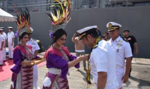 Komandan Kapal Perusak Jepang dikalungi bunga saat tiba di Pelabuhan Tanjung Priok. Foto Antara