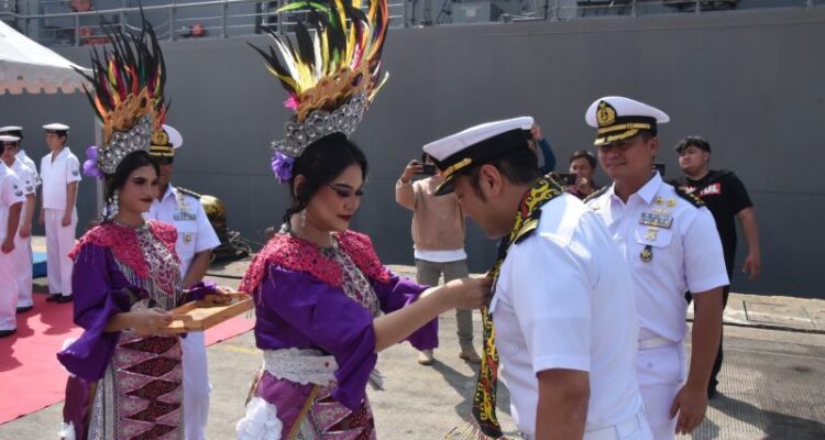 Komandan Kapal Perusak Jepang dikalungi bunga saat tiba di Pelabuhan Tanjung Priok. Foto Antara