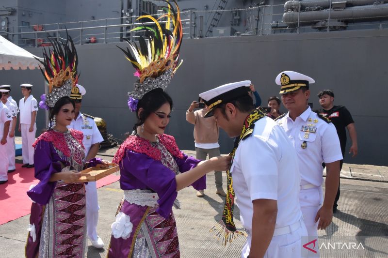 Komandan Kapal Perusak Jepang dikalungi bunga saat tiba di Pelabuhan Tanjung Priok. Foto Antara Komandan Kapal Perusak Jepang dikalungi bunga saat tiba di Pelabuhan Tanjung Priok. Foto Antara