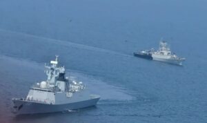 Kapal perang RI dan Pakistan berlatih di Perairan Jakarta. Foto Antara