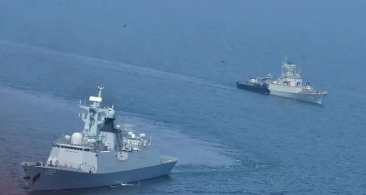 Kapal perang RI dan Pakistan berlatih di Perairan Jakarta. Foto Antara