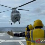 Helikopter ikut berlatih dalam evakuasi dari atas kapal. Foto Antara