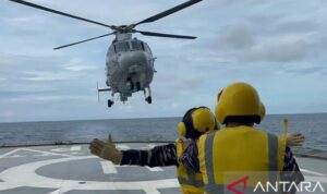 Helikopter ikut berlatih dalam evakuasi dari atas kapal. Foto Antara Helikopter ikut berlatih dalam evakuasi dari atas kapal. Foto Antara
