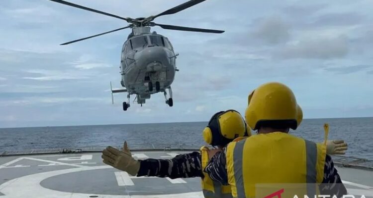 Helikopter ikut berlatih dalam evakuasi dari atas kapal. Foto Antara