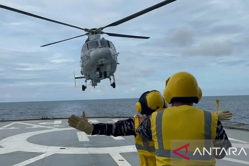 Helikopter ikut berlatih dalam evakuasi dari atas kapal. Foto Antara