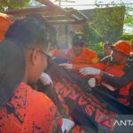 Tim SAR gabungan mengevakuasi jenazah korban hanyut di Pantai Karang Buyuk pada Jumat (29/5). Korban ditemukan meninggal pada Minggu (31/5/2026) pagi. Foto Antara