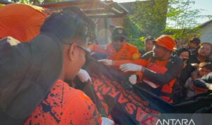 Tim SAR gabungan mengevakuasi jenazah korban hanyut di Pantai Karang Buyuk pada Jumat (29/5). Korban ditemukan meninggal pada Minggu (31/5/2026) pagi. Foto Antara Tim SAR gabungan mengevakuasi jenazah korban hanyut di Pantai Karang Buyuk pada Jumat (29/5). Korban ditemukan meninggal pada Minggu (31/5/2026) pagi. Foto Antara