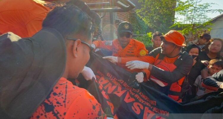 Tim SAR gabungan mengevakuasi jenazah korban hanyut di Pantai Karang Buyuk pada Jumat (29/5). Korban ditemukan meninggal pada Minggu (31/5/2026) pagi. Foto Antara