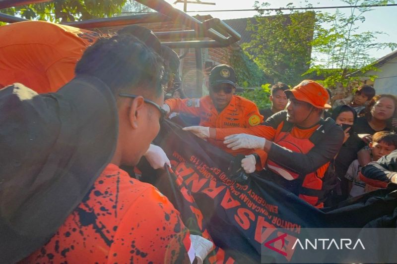 Tim SAR gabungan mengevakuasi jenazah korban hanyut di Pantai Karang Buyuk pada Jumat (29/5). Korban ditemukan meninggal pada Minggu (31/5/2026) pagi. Foto Antara Tim SAR gabungan mengevakuasi jenazah korban hanyut di Pantai Karang Buyuk pada Jumat (29/5). Korban ditemukan meninggal pada Minggu (31/5/2026) pagi. Foto Antara