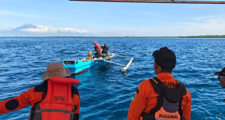Tim SAR mencari korban nelayan hilang di Perairan Pulau Panjang, Sumbawa. Foto Antara