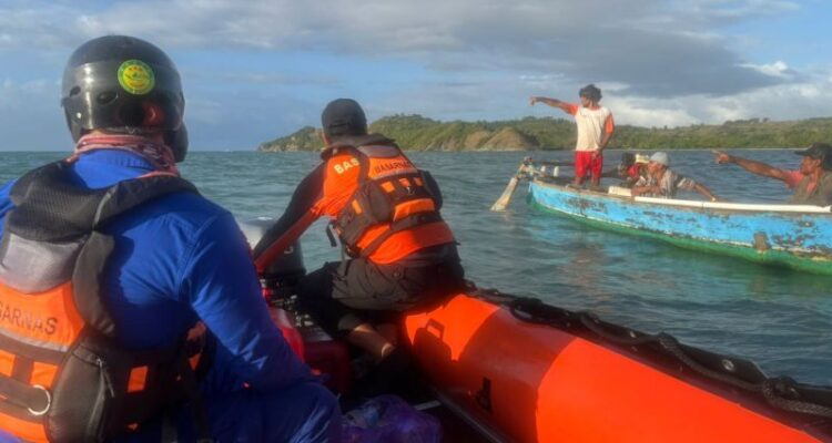Tim SAR mencari nelayan yang hilang di Teluk Awang, Lombok Tengah. Foto Antara
