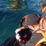 Tim SAR gabungan saat mengevakuasi jasad seorang pemuda yang dilaporkan hilang terseret ombak di Pantai Lakey Kabupaten Dompu, Provinsi Nusa Tenggara Barat di Dompu, Jumat (29/5/2026). Foto Antara