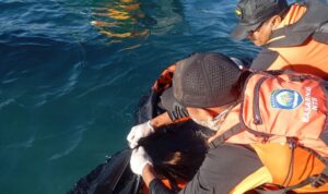 Tim SAR gabungan saat mengevakuasi jasad seorang pemuda yang dilaporkan hilang terseret ombak di Pantai Lakey Kabupaten Dompu, Provinsi Nusa Tenggara Barat di Dompu, Jumat (29/5/2026). Foto Antara