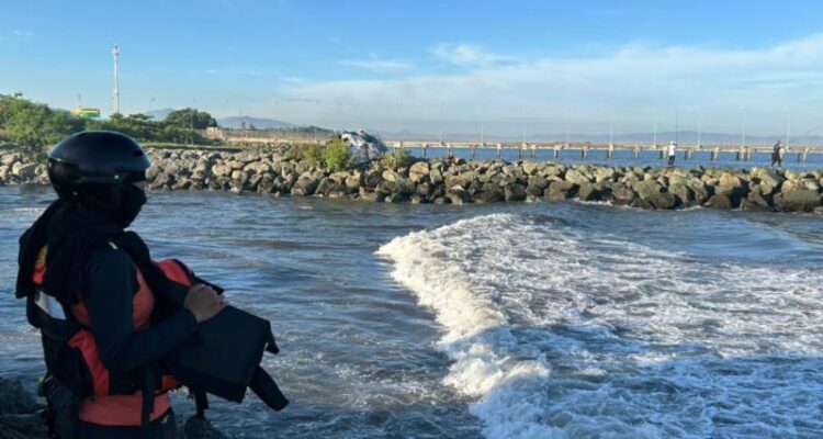 Tim SAR gabungan melakukan pencarian terhadap korban yang dilaporkan hilang di Pantai Ampenan Kota Mataram Provinsi NTB di Mataram, Sabtu (30/5/2026). Foto Antara