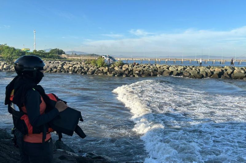 Tim SAR gabungan melakukan pencarian terhadap korban yang dilaporkan hilang di Pantai Ampenan Kota Mataram Provinsi NTB di Mataram, Sabtu (30/5/2026). Foto Antara