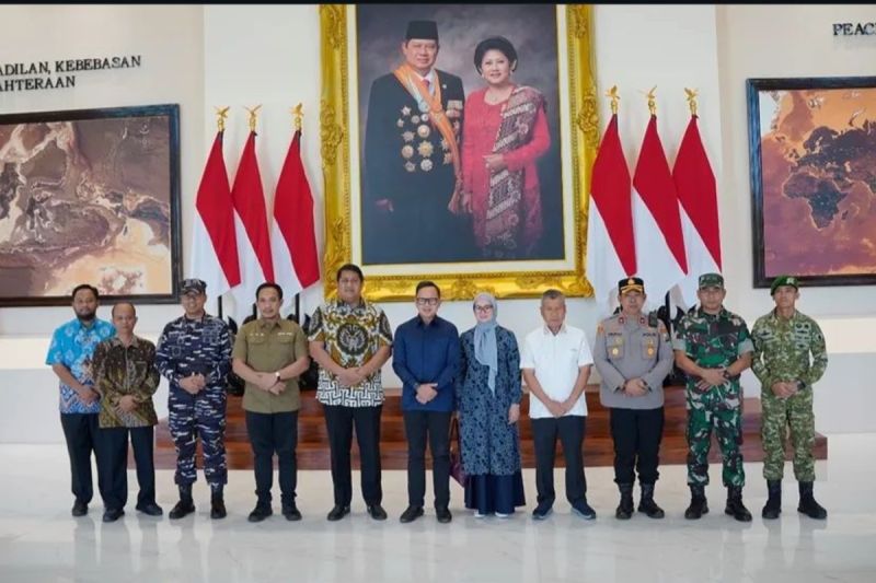 Wamendagri Bima Arya Sugiarto di museum dan galeri seni SBY-Ani di Pacitan. Foto: indomaritim.com/Ant Wamendagri Bima Arya Sugiarto di museum dan galeri seni SBY-Ani di Pacitan. Foto: indomaritim.com/Ant