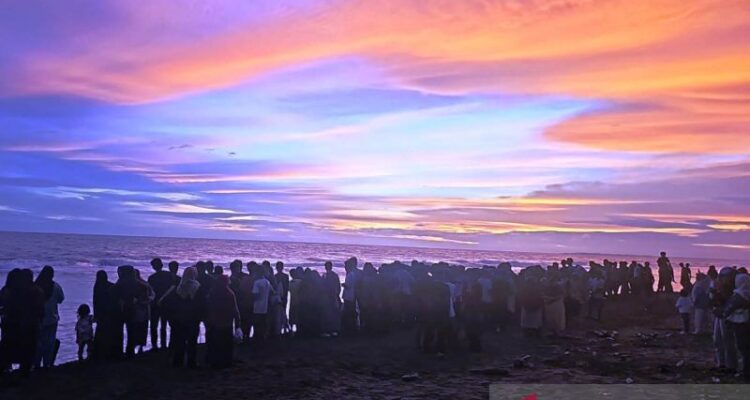 Pencarian remaja yang tenggelam di Pantai Suak Ribeen, Meulaboh. Foto Antara