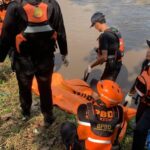 Tim SAR mengevakuasi korban tenggelam di Sungai Brantas. Foto Antara
