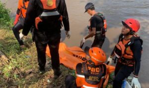 Tim SAR mengevakuasi korban tenggelam di Sungai Brantas. Foto Antara