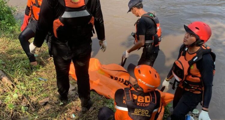 Tim SAR mengevakuasi korban tenggelam di Sungai Brantas. Foto Antara