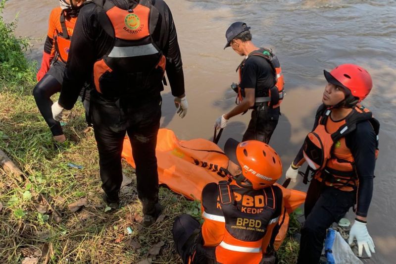 Tim SAR mengevakuasi korban tenggelam di Sungai Brantas. Foto Antara Tim SAR mengevakuasi korban tenggelam di Sungai Brantas. Foto Antara