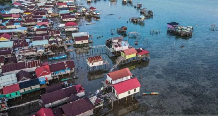 ILUSTRASI - Foto udara deretan rumah di permukiman pesisir Desa Mekar Jaya, Kabupaten Konawe, Sulawesi Tenggara. Foto Antara