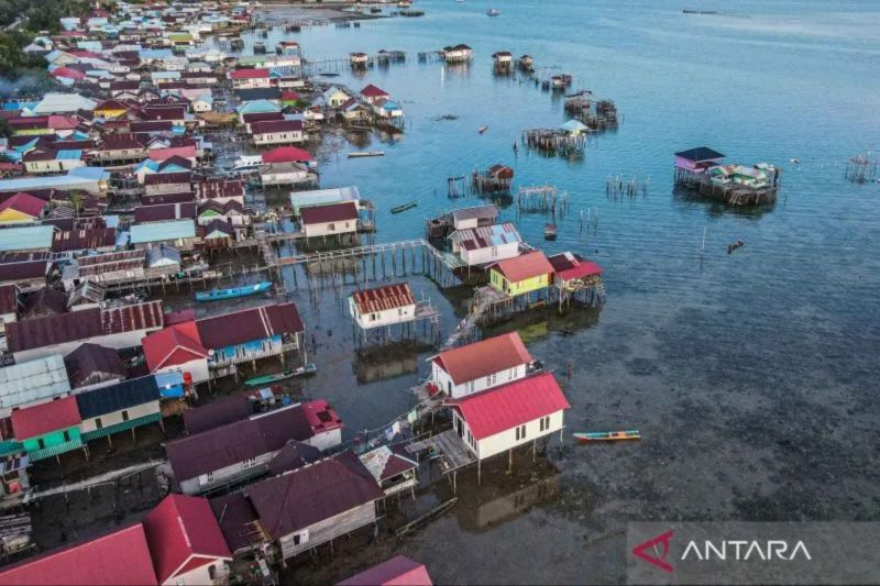 ILUSTRASI - Foto udara deretan rumah di permukiman pesisir Desa Mekar Jaya, Kabupaten Konawe, Sulawesi Tenggara. Foto Antara