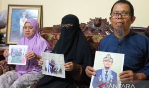 Keluarga korban peropak Somalia. Foto Antara Keluarga korban peropak Somalia. Foto Antara