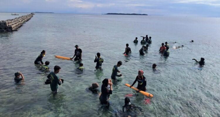 Pelatihan selam bagi pemula di Pulau Pramuka. Foto Antara