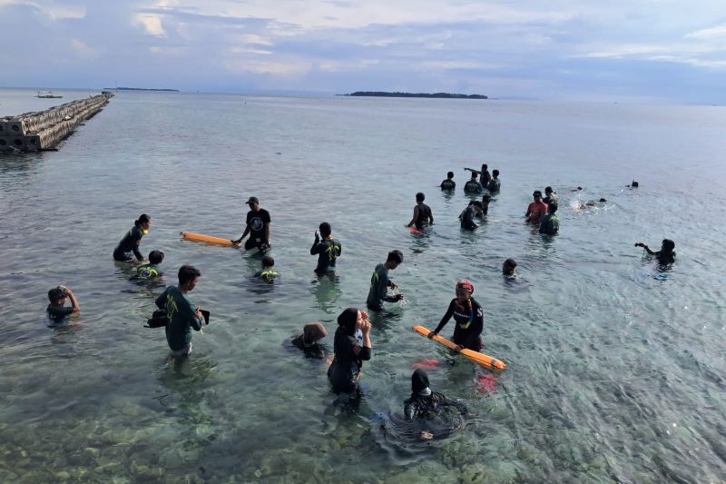 Pelatihan selam bagi pemula di Pulau Pramuka. Foto Antara