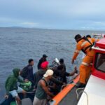 Evakuasi ABK yang kapalnya mengalami kebocoran. Foto Antara