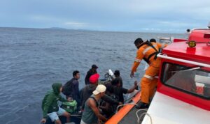Evakuasi ABK yang kapalnya mengalami kebocoran. Foto Antara Evakuasi ABK yang kapalnya mengalami kebocoran. Foto Antara