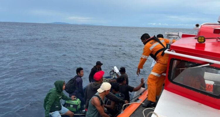 Evakuasi ABK yang kapalnya mengalami kebocoran. Foto Antara
