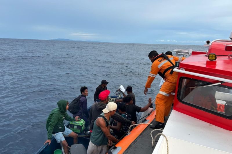 Evakuasi ABK yang kapalnya mengalami kebocoran. Foto Antara