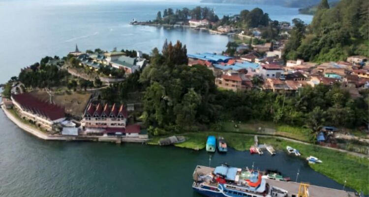 Panorama Danau Toba. Foto Antara