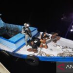 Sebuah kapal sedang diperiksa petugas dari kapal patroli Bakamla. Foto Antara