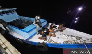 Sebuah kapal sedang diperiksa petugas dari kapal patroli Bakamla. Foto Antara