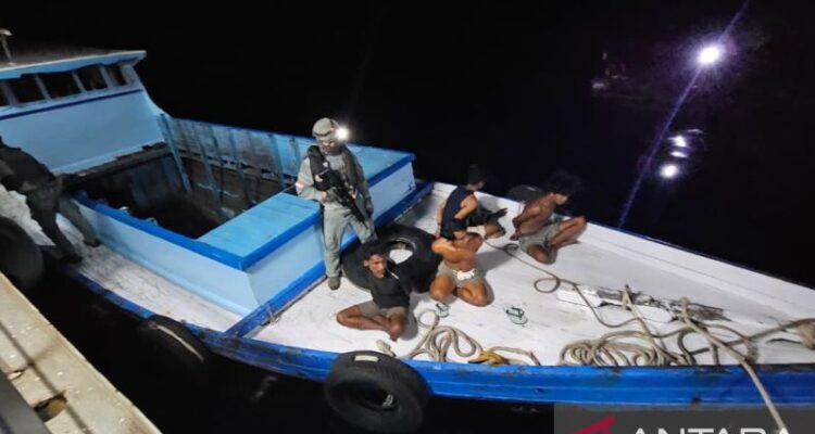 Sebuah kapal sedang diperiksa petugas dari kapal patroli Bakamla. Foto Antara